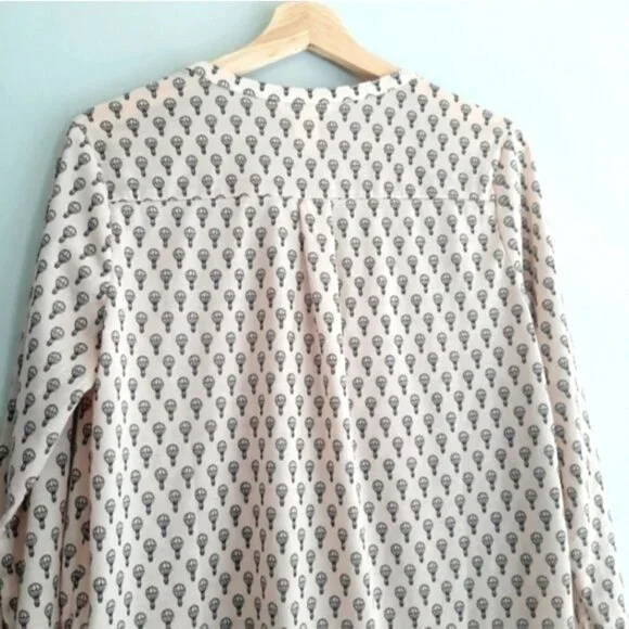H&M  Hot Air Balloon Print V-Neck Shirt Light Fun Novelty Top Creamy Pink Sz M - Picture 7 of 9